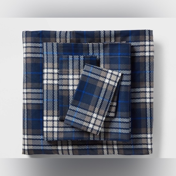 Room Essentials Navy and Gray Plaid Microfiber Sheet Set
Size Twin 
New - Picture 4 of 9